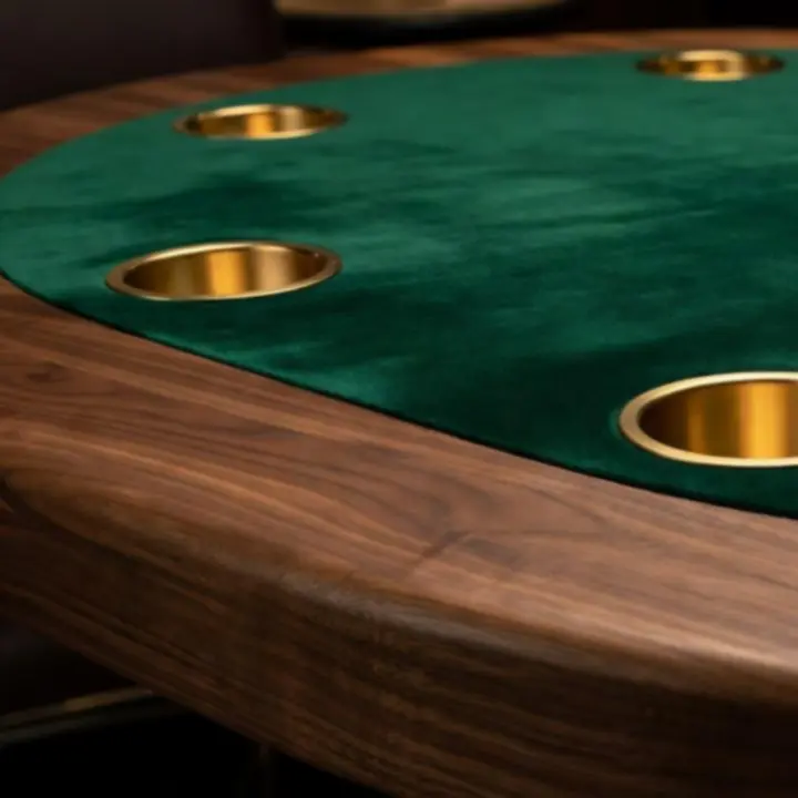 Zbliżenie na luksusowy stół pokerowy z eleganckim wykończeniem